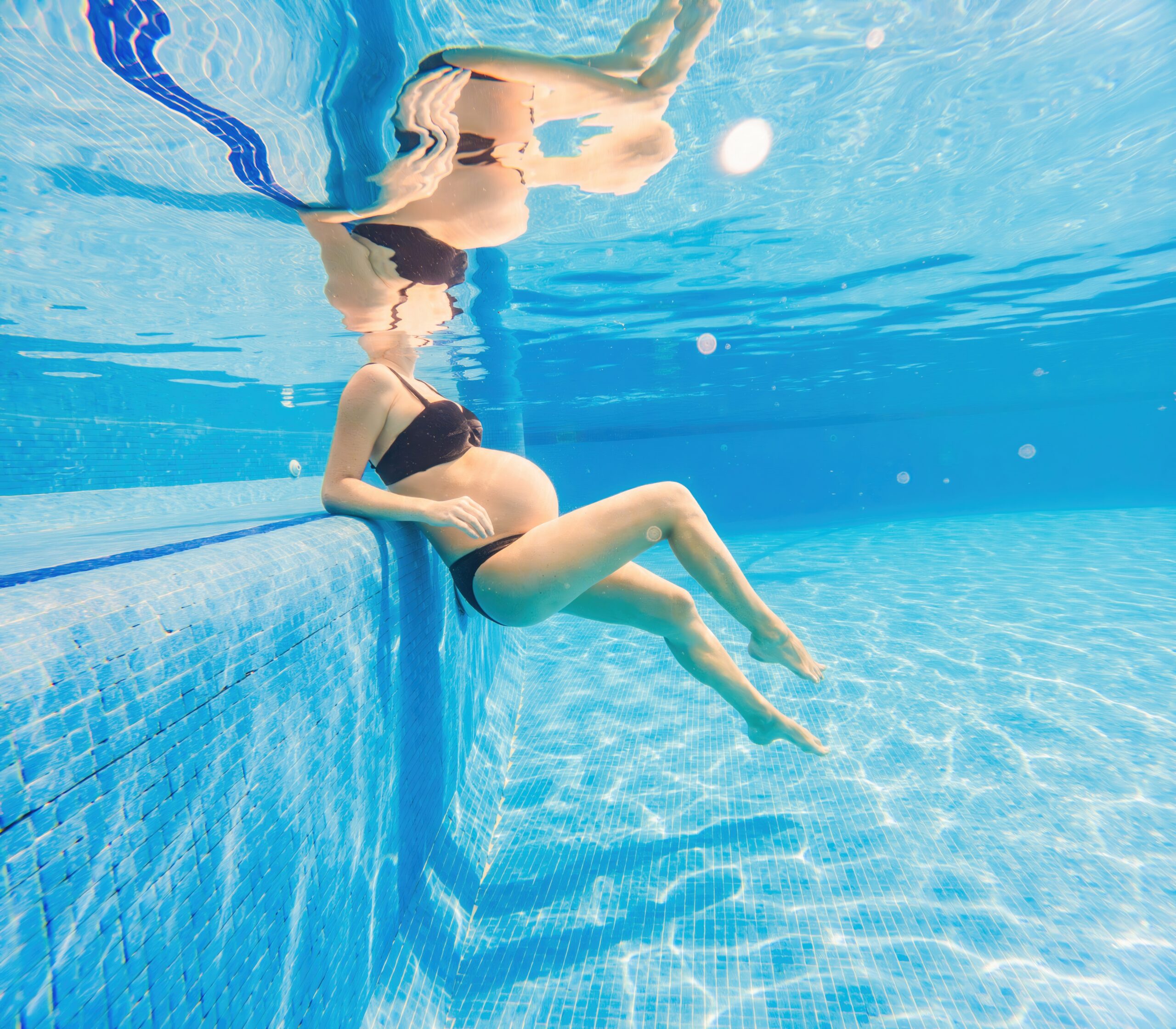 Embracing,Aquatic,Fitness,,A,Pregnant,Woman,Demonstrates,Strength,And,Serenity